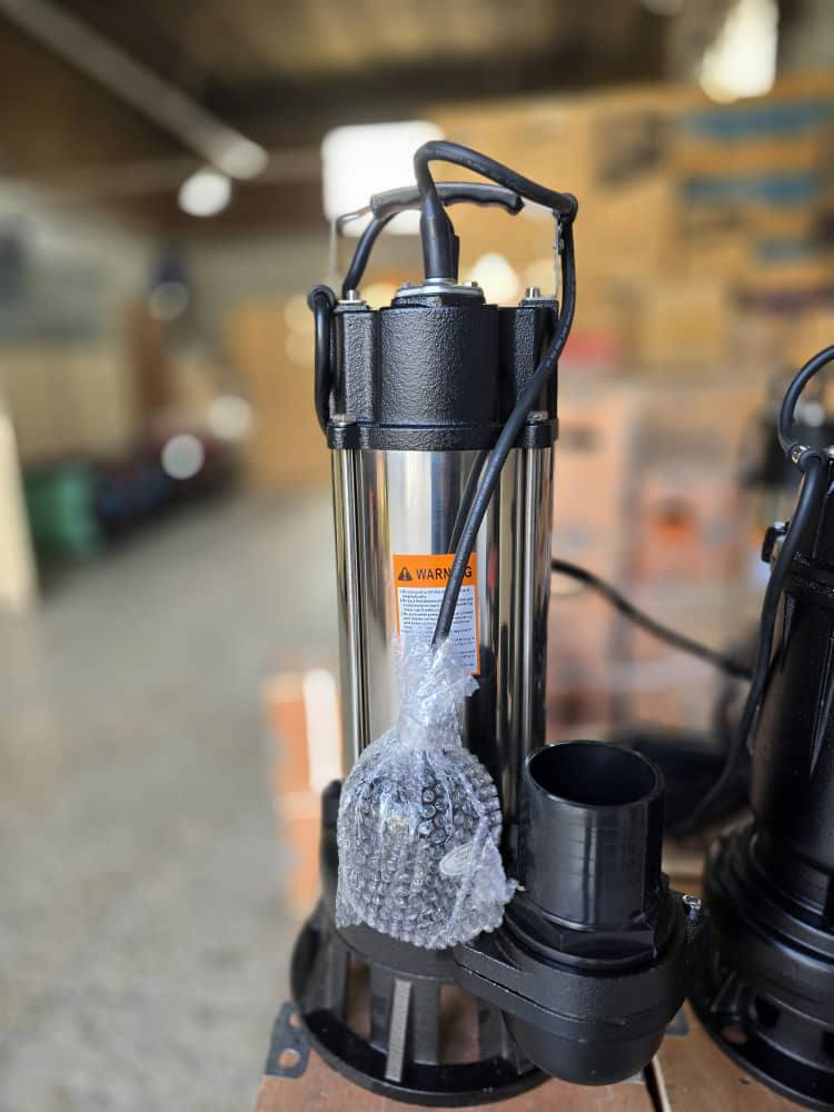 عکس پمپ لجن کش چی فنگ V2200-F استیل تنه تکفاز 3 اسب فلوتر دار در حال کار داخل چاه عمیق فاضلاب تکنو پمپ تهران 