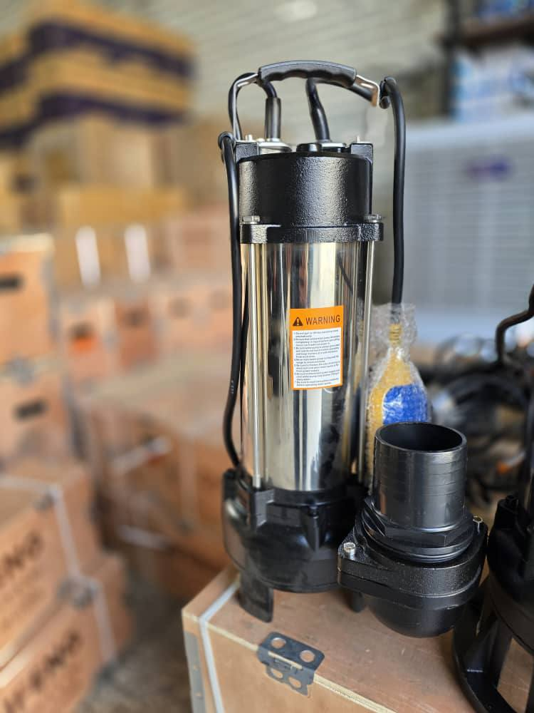 پمپ لجن کش  چی فنگ V1800-DF استیل خردکن دار تکفاز 2.5 اسب خروجی 3 اینچ در حال کار داخل چاه فاضلاب با   تیغه‌های براق استیل تکنو پمپ تهران