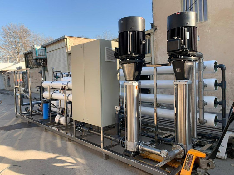 پمپ طبقاتی استیل عمودی لئو | مدل LVR10-10 | سه فاز | 5/5 اسب | خروجی 1/1/2 اینچ | هد 102 متر